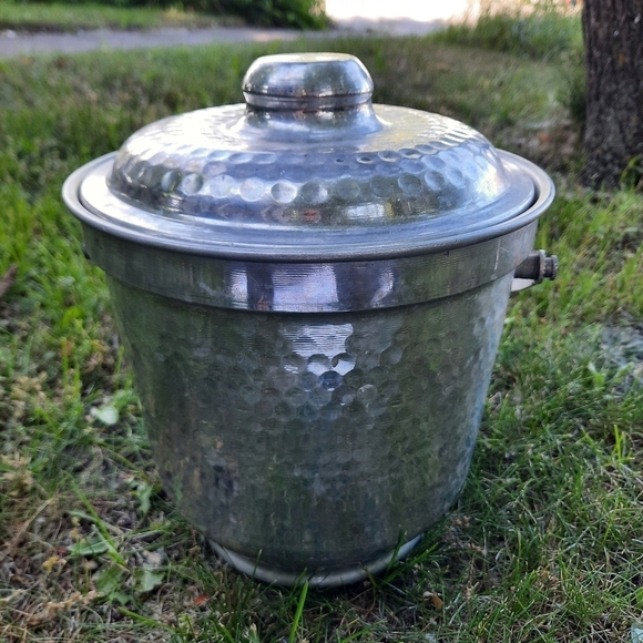 Vintage MCM Italian hammered aluminum silver metal ice bucket with tongs - Picture 10 of 15